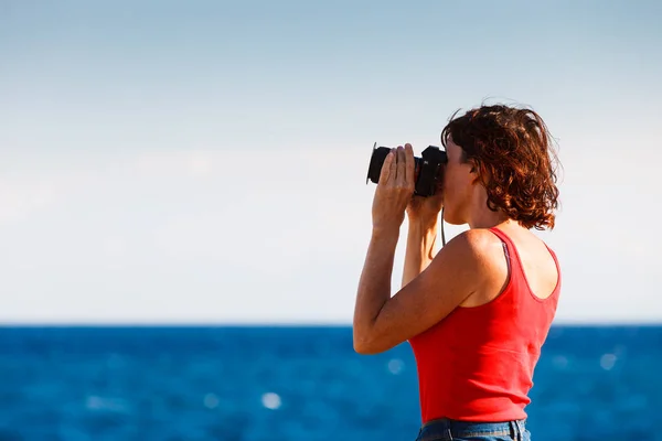 Turistica Avventurosa Donna Adulta Esplorare Natura Scattare Foto Con Fotocamera — Foto Stock