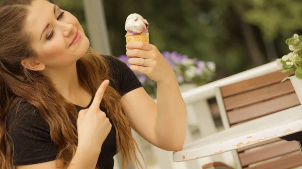 Szczęśliwa Młoda Zabawna Kobieta Długimi Brązowymi Włosami Jedząca Lody — Zdjęcie stockowe