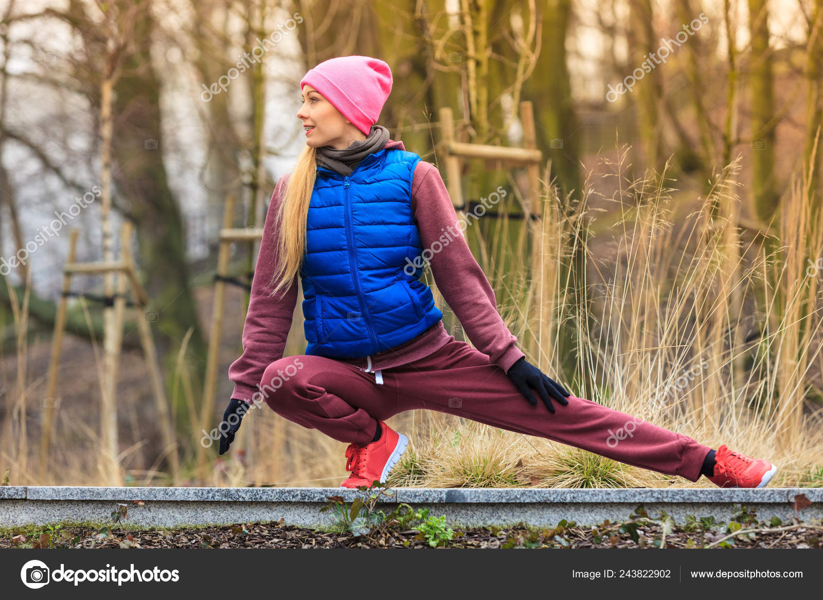 Outdoor Sport Exercises Sporty Outfit Ideas Woman Wearing Warm Sportswear  Stock Photo by ©Voyagerix 243822902