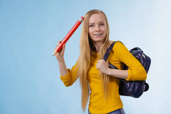 금발의 학교에 가거나 대학교에 가방을 커다란 연필을 있거나 — 스톡 사진