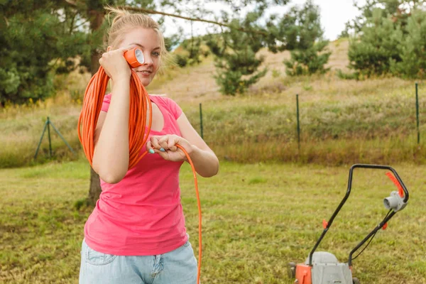 Femme Après Travail Jardin Roulant Sur Son Équipement Tondeuse Câble — Photo