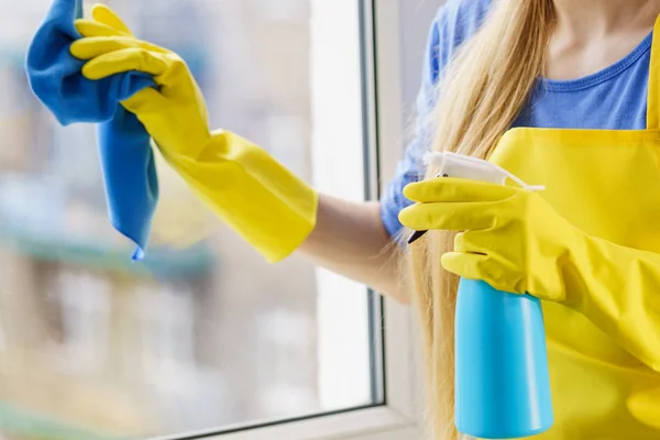 Jonge Vrouw Gele Handschoenen Schoonmaken Ruit Thuis Met Vod Spray — Stockfoto