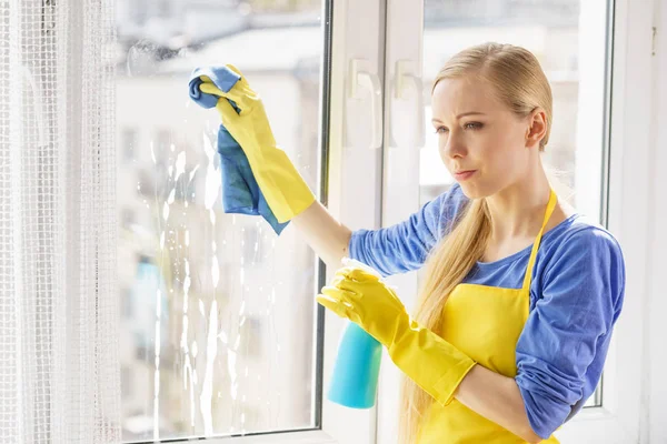 Sarı Eldivenli Genç Bir Kadın Pencereyi Temizliyor Paçavra Sprey Deterjanıyla — Stok fotoğraf