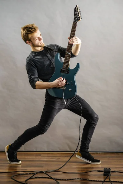 Młody Brodaty Mężczyzna Gitarą Elektryczną Dorosła Osoba Trzyma Instrument Gra — Zdjęcie stockowe
