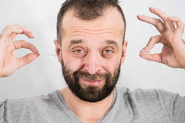 Człowiek Który Czyści Uszy Wacikiem Tip Koncepcja Higieny Usuwanie Wosku — Zdjęcie stockowe