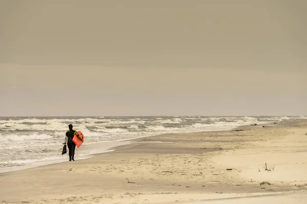 Серфер Гуляющий Пляжу Готовится Расслаблению Перед Занятием Спортом Красивый Пейзаж — стоковое фото