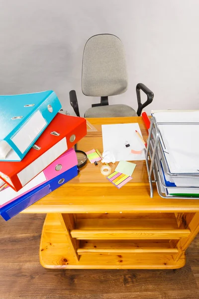 Holzschreibtisch Voller Bunter Ringordner Mit Dokumenten Und Akten Mit Grauem — Stockfoto