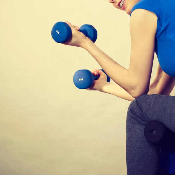 Tanınmayan Kadın Evde Küçük Işık Dumbbells Ile Çalışma Dışarı Fit — Stok fotoğraf