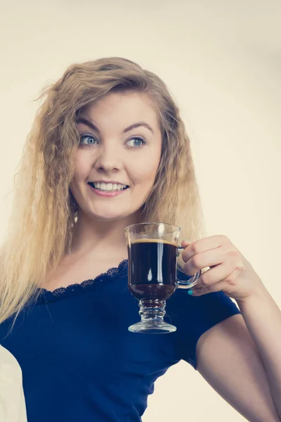 女性の肯定的なブラック コーヒーを保持を飲みしようとして 仕事に行く前に急いで朝エネルギーを得て — ストック写真