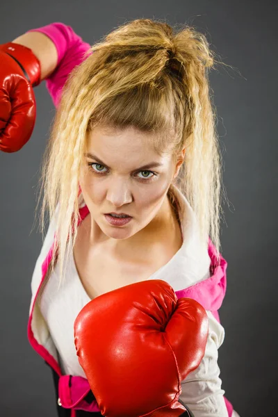 Mulher Determinada Com Raiva Desportiva Usando Luvas Boxe Vermelhas Lutando — Fotografia de Stock