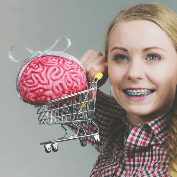 Счастливая Женщина Держит Тележку Мозгами Внутри Умная Ответственная Концепция Покупки — стоковое фото