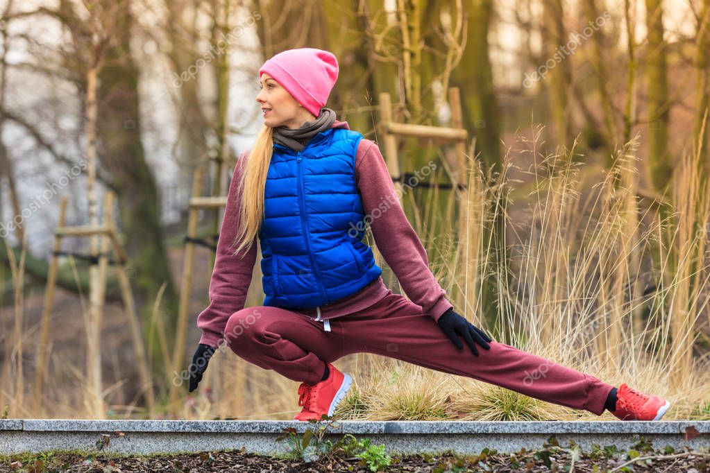 Fotos de Ejercicios Deportivos Aire Libre Ideas Atuendo Deportivo Mujer Que  Usa - Imagen de © Voyagerix #243822902