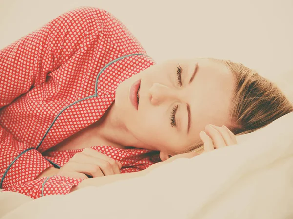 放松睡眠姿势的概念 在梦中溺水的女孩身穿红点睡衣的年轻女子躺在床上 深深地陷入了梦境 — 图库照片