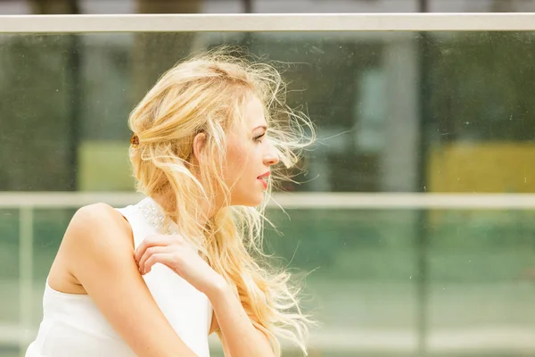 Потрясающе Красивая Элегантная Модная Блондинка Открытом Воздухе Самка Белом Топе — стоковое фото