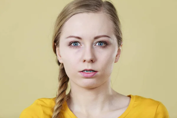 Mulher Com Expressão Facial Séria Com Cabelo Loiro Penteado Trança — Fotografia de Stock