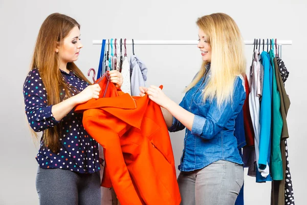 Jovencitas Felices Comprando Amigo Femenino Ayudando Elección Chaqueta Otoñal Perfecta —  Fotos de Stock