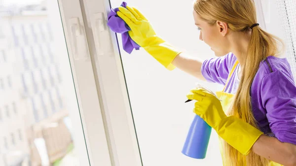 年轻的家庭主妇在家里用布和喷雾清洁剂清洗窗户 清洗概念 — 图库照片