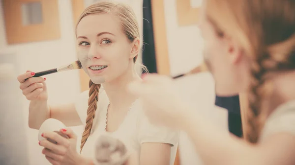Hudvård Blond Kvinna Badrummet Tittar Spegeln Som Appliceras Med Borste — Stockfoto