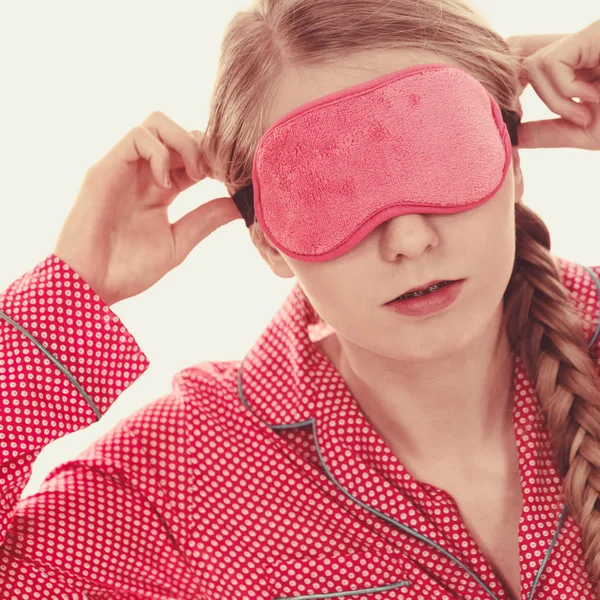 Koncept För Sovrumstillbehör Sömnig Kvinna Rosa Ögonband Och Pyjamas — Stockfoto