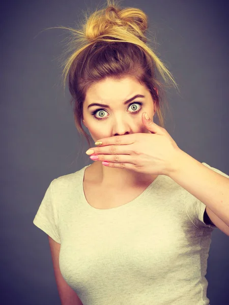 Frau Bedeckt Ihren Mund Mit Der Hand Etwas Schockierendes Überraschendes — Stockfoto