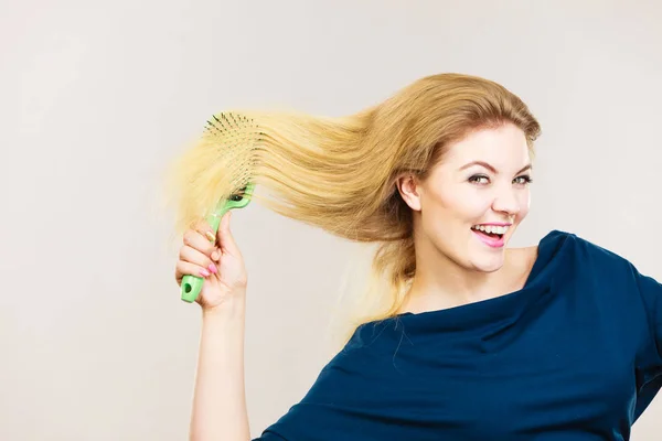 Mujer Cepillándose Pelo Largo Rubio Usando Cepillo Rutina Belleza Matutina — Foto de Stock