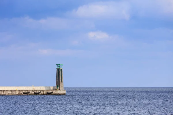 Beton Deniz Seyir Lanternt Sakin Deniz Suları Yanında Sağ Tarafta — Stok fotoğraf
