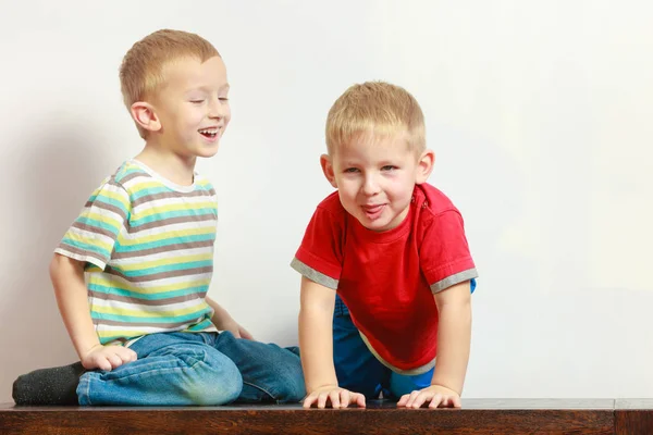 兄弟概念之间的关系 两个小男孩兄弟姐妹一起玩乐的桌子上玩 — 图库照片