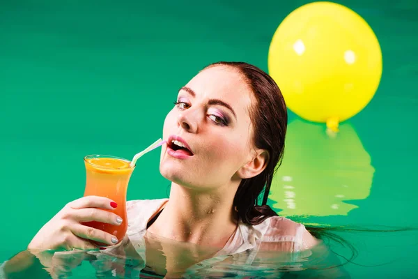 People Beauty Spa Relaxation Concept Young Attractive Woman Drinking Tropical — Stock Photo, Image