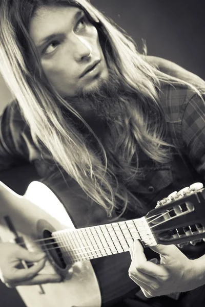 Koníček Koncept Vášeň Kytarista Hraje Kytaru Dlouhé Vlasy Umělec Jeho — Stock fotografie