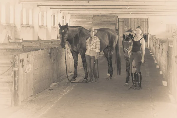 Westernreiten Beziehungen Durch Leidenschaft Cowgirl Mit Cowboyhut Und Jockeyspielerin Laufen — Stockfoto