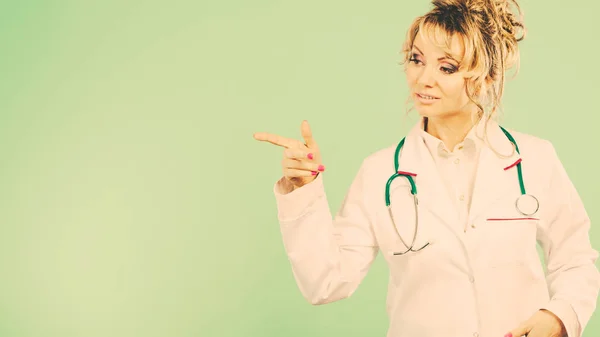 Kvinnliga Läkare Visar Kopia Utrymme Kvinnan Vit Professionell Uniform Med — Stockfoto