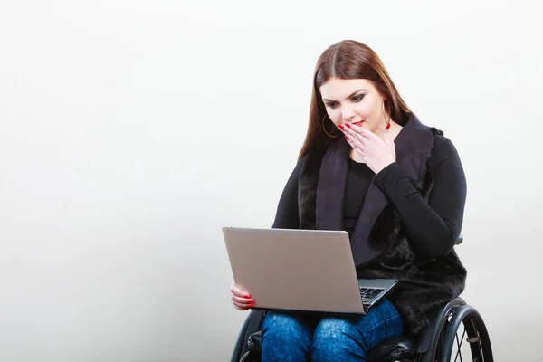 Технология Мобильное Оборудование Инвалидная Девушка Инвалид Ноутбуком Молодая Деловая Женщина — стоковое фото