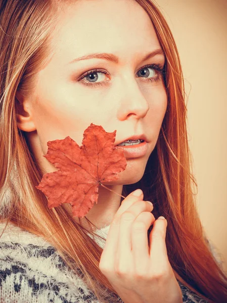 Natürliche Herbstdekoration Frau Mit Herbstblatt Studioaufnahme Auf Orangefarbenem Hintergrund — Stockfoto
