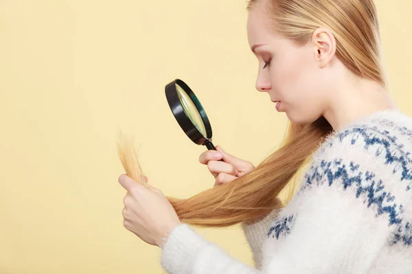 Haircare Concetto Problemi Salute Infelice Donna Bionda Guardando Estremità Dei — Foto Stock