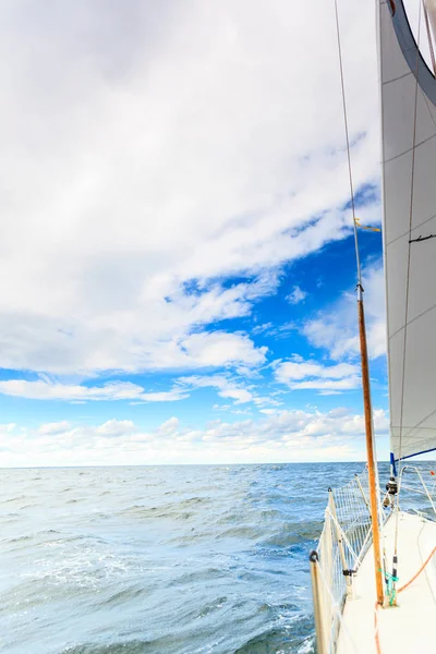 穏やかな青い海の水で晴れた夏の天気の間に帆のボートでヨット スポーツ交通の概念 — ストック写真