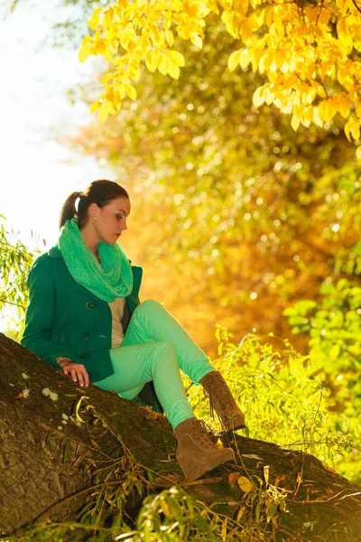 Frau Sitzt Auf Großem Baumstamm Und Ist Naturverbunden Entspannt Wald — Stockfoto