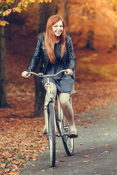 Bosque Naturaleza Aire Libre Relajarse Concepto Ocio Chica Pelirroja Bicicleta —  Fotos de Stock