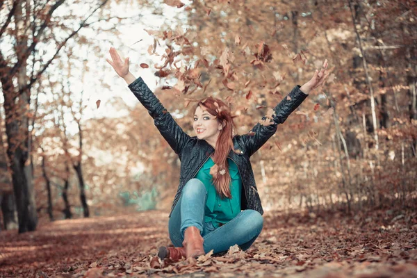 Boş Zaman Açık Doğa Orman Kavramı Relax Neşeli Zencefil Kadın — Stok fotoğraf