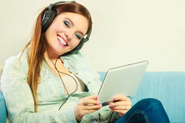 现代科技的休闲理念 年轻有魅力的女人 戴着耳机放宽使用平板电脑 — 图库照片
