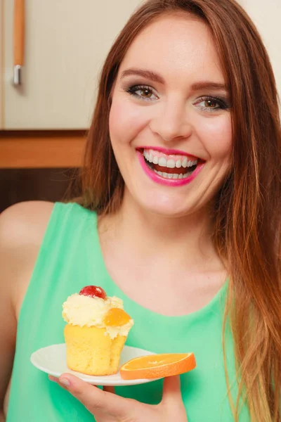 Mujer Sonriente Sosteniendo Delicioso Pastel Con Crema Dulce Frutas Parte — Foto de Stock