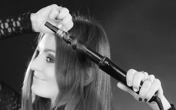 Pielęgnacja Włosów Hairstyiling Domu Concept Curling Jej Długie Brązowe Włosy — Zdjęcie stockowe