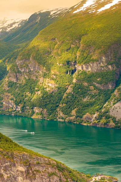 Turistická Dovolená Cestování Hory Krajina Velké Cestovní Lodě Fjordu Norsku — Stock fotografie