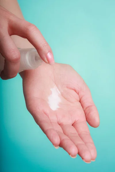 Beauty Cosmetics Concept Woman Applying White Moisturizing Cream Bottle Pump — Stock Photo, Image