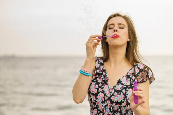 Felicidade Conceito Despreocupado Jovem Mulher Divertindo Soprando Bolas Sabão Livre — Fotografia de Stock