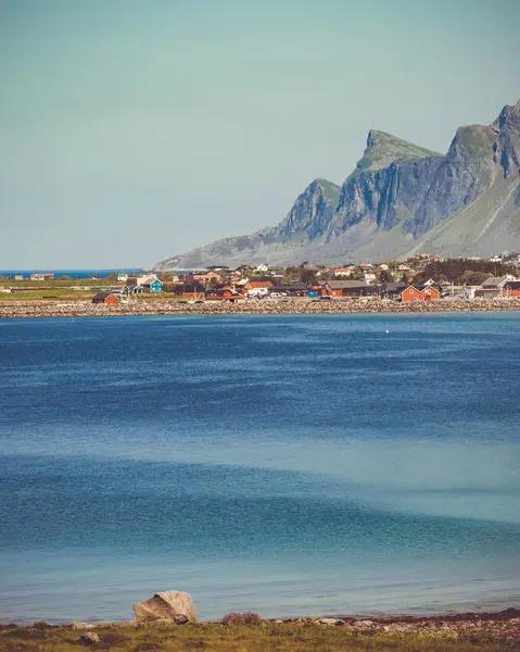 挪威罗浮敦群岛上的挪威风景海景 挪威诺德兰县海岸上的大海和房屋 — 图库照片