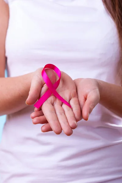 Sağlık Tıp Kavramı Pembe Meme Kanseri Bilinçlendirme Şerit Ellerde Closeup — Stok fotoğraf