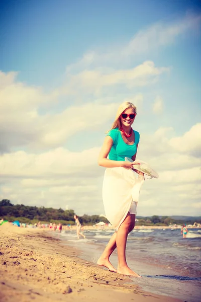 Atrakcyjna Blondynka Długiej Romantycznej Sukience Spacerująca Plaży Bawiąca Się Latem — Zdjęcie stockowe