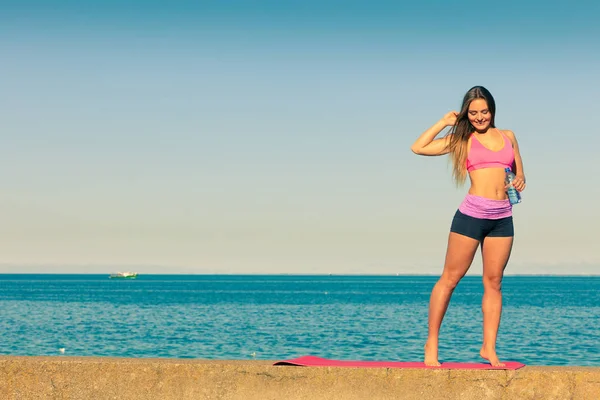 Frau Sportbekleidung Macht Pause Trinkwasser Aus Plastikflasche Rehydrieren Und Ruht — Stockfoto