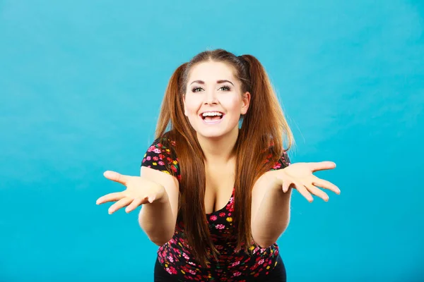 代の思春期 幸福の概念 ポニーテールと八重歯楽しんで幸せな 代学生の女の子 — ストック写真