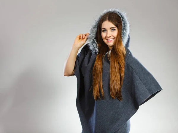 Femme Heureuse Portant Poncho Foncé Avec Capuche Fourrure Mode Hiver — Photo